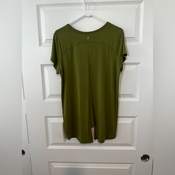 Lululemon tee - Picture 7 of 9